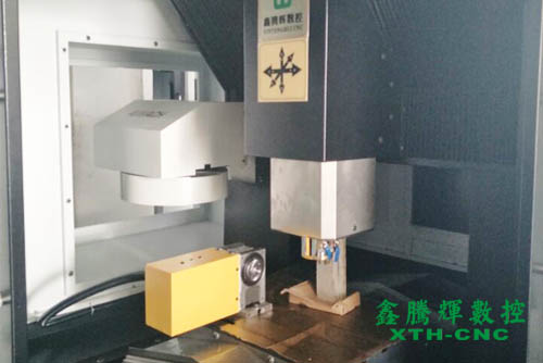 帶刀庫四軸雕銑機 帶刀庫四軸雕銑機